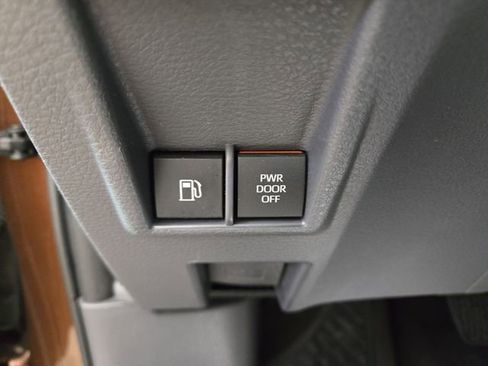 Used 2023 Toyota Sienna LE image 29