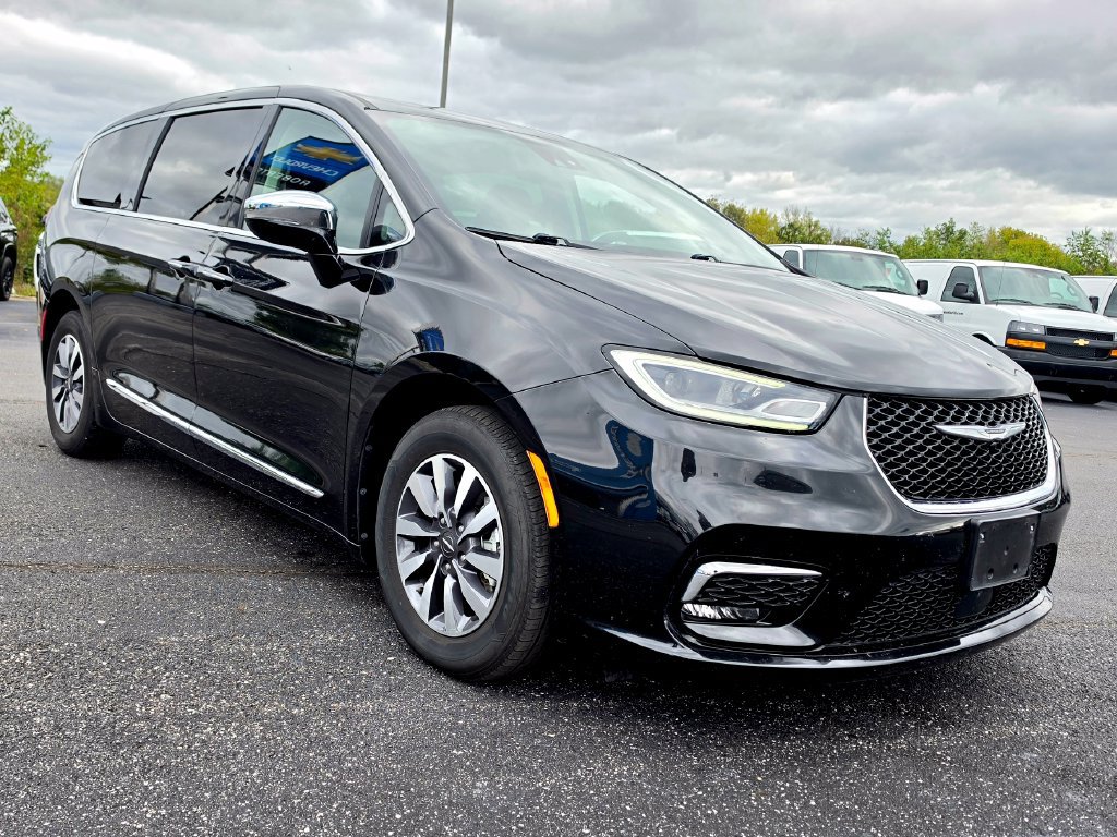 Used 2023 Chrysler Pacifica Limited FWD image 14