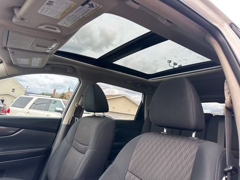 Used 2017 Nissan Rogue SV image 18