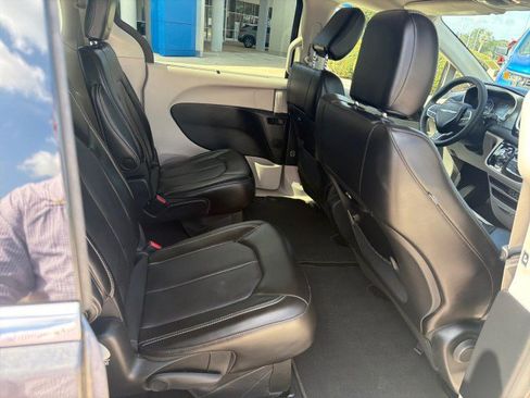 Used 2023 Chrysler Pacifica Touring-L FWD image 15