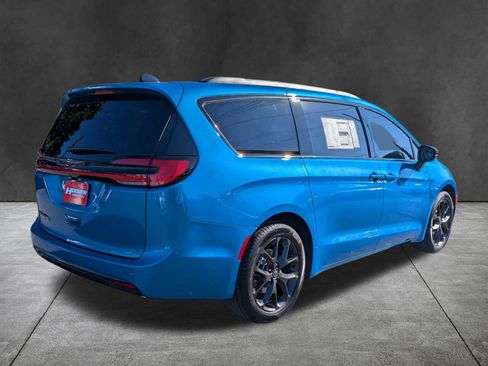 New 2026 Chrysler Pacifica Select w/ S Appearance Package image 4