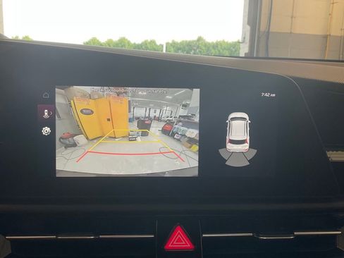 New 2025 Kia Niro EX Touring image 18