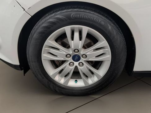 Used 2012 Ford Focus SEL w/ SEL/Titanium Winter Pkg FWD image 4