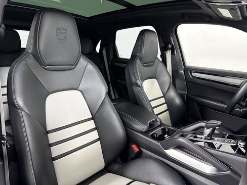 Certified 2023 Porsche Cayenne Turbo AWD/4WD image 23