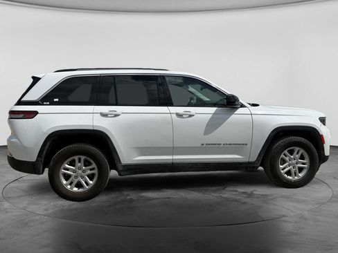 Used 2024 Jeep Grand Cherokee Laredo RWD image 11