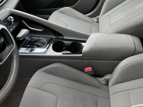 Used 2025 Hyundai Elantra SEL image 33