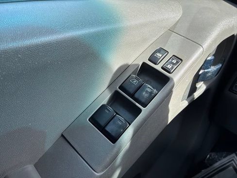 Used 2010 Nissan Frontier SE AWD/4WD image 39