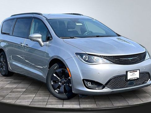 Used 2020 Chrysler Pacifica Limited w/ Advanced Safetytec Group FWD image 12