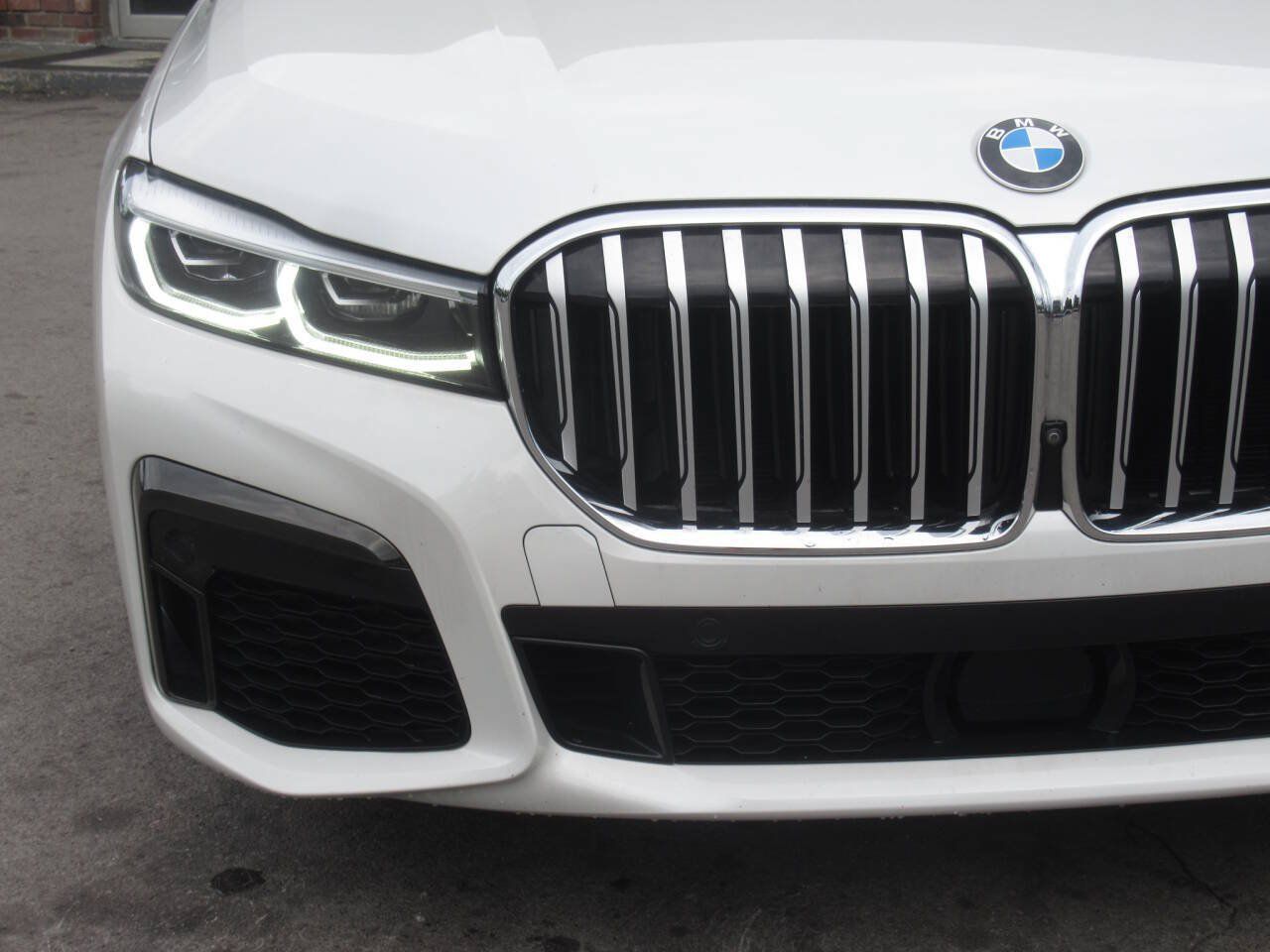 Used 2021 BMW 750i xDrive w/ Executive Package AWD/4WD image 3
