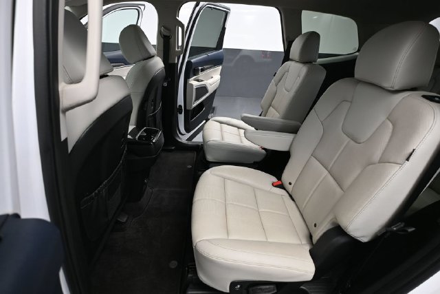 Used 2024 Kia Telluride EX w/ EX Captain's Chair Package AWD/4WD image 32