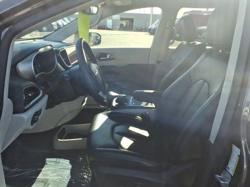 Used 2023 Chrysler Pacifica Touring-L image 4