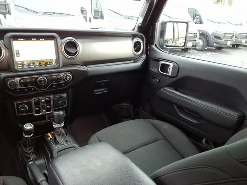 Certified 2020 Jeep Gladiator Overland AWD/4WD image 13