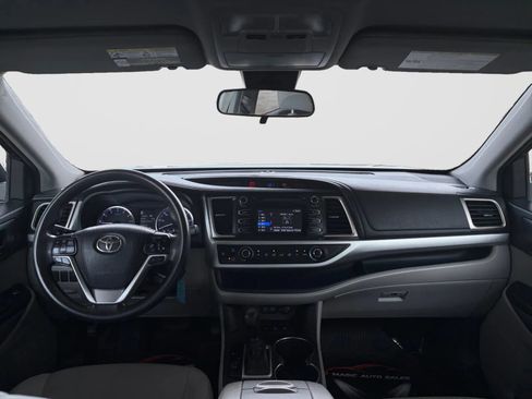 Used 2018 Toyota Highlander LE AWD/4WD image 24