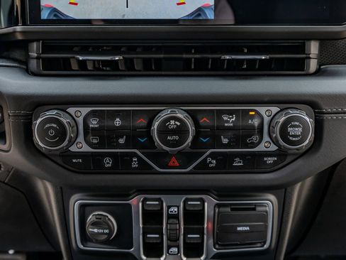 Used 2024 Jeep Gladiator Rubicon AWD/4WD image 26