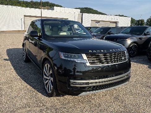 Used 2025 Land Rover Range Rover SE AWD/4WD image 3
