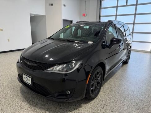 Used 2018 Chrysler Pacifica Touring-L w/ Premium Audio Group FWD image 6