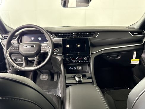 New 2025 Jeep Grand Cherokee Altitude image 15