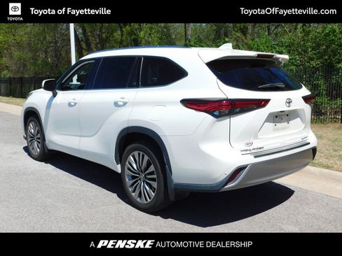 Used 2021 Toyota Highlander Platinum image 3