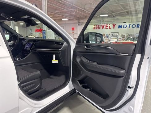 New 2025 Jeep Grand Cherokee Laredo X w/ Luxury Tech Group I image 37