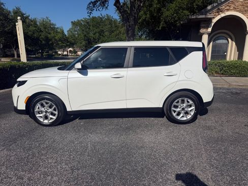 Used 2025 Kia Soul LX FWD image 10