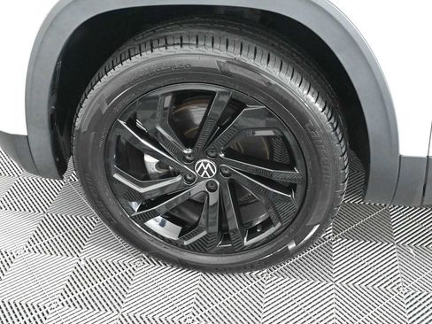 Certified 2022 Volkswagen Atlas SE w/ Black Wheel Package FWD image 29