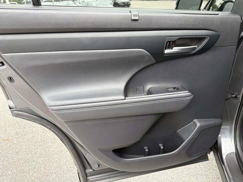 Certified 2020 Toyota Highlander XLE FWD image 13