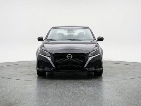 Used 2025 Nissan Altima 2.5 SV FWD image 2