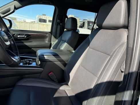 Used 2025 Chevrolet Suburban Z71 image 17