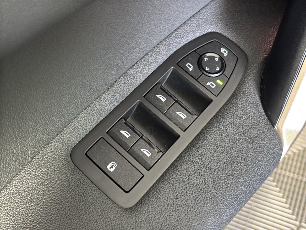 Used 2024 BMW iX xDrive50 w/ Convenience Package AWD/4WD image 15