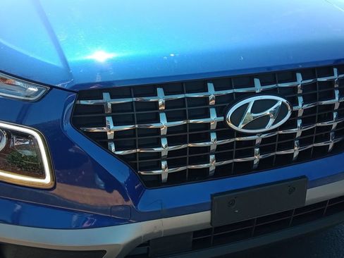 Used 2022 Hyundai Venue Limited FWD image 27