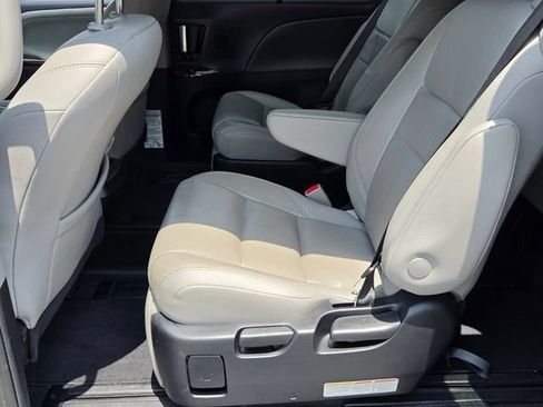 Used 2019 Toyota Sienna Limited Premium FWD image 12