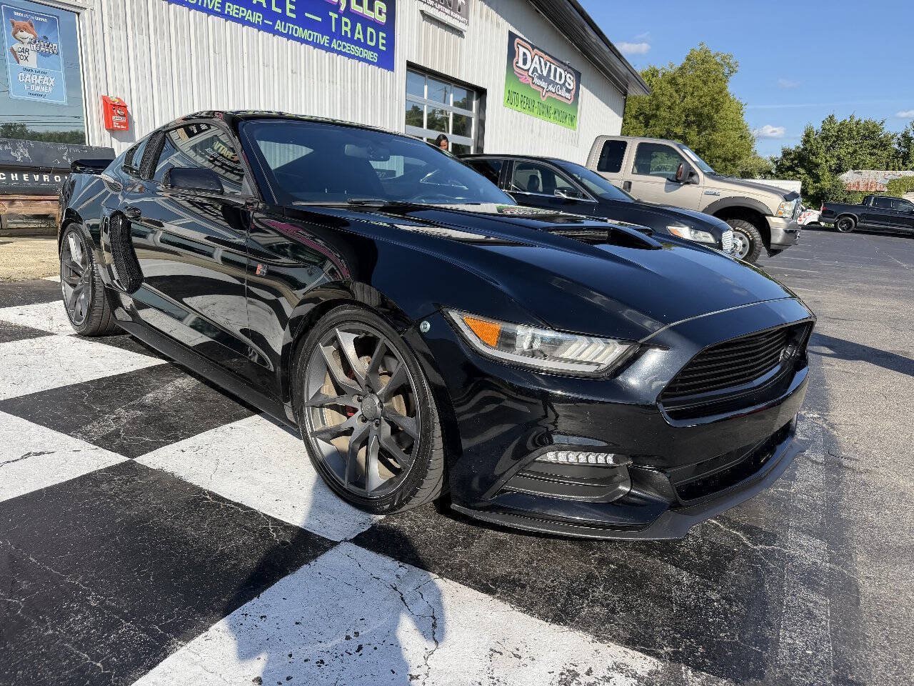 Used 2017 Ford Mustang Coupe RWD image 4