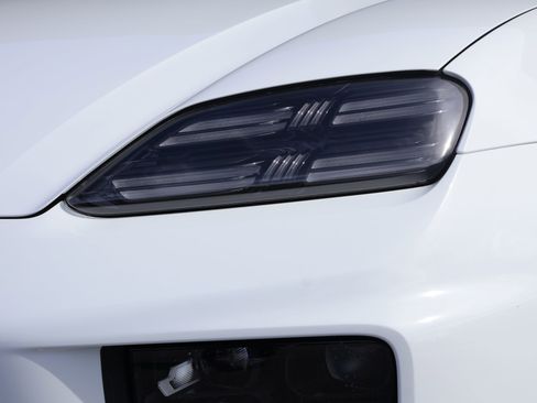 Used 2025 Porsche Macan 4 Electric image 12