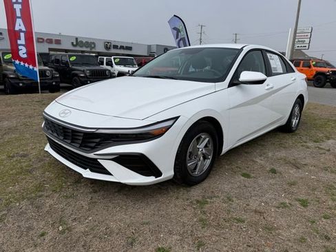 Used 2025 Hyundai Elantra SE image 3