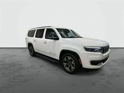 Used 2023 Jeep Wagoneer L Series III w/ Preferred Equipment Group image 5