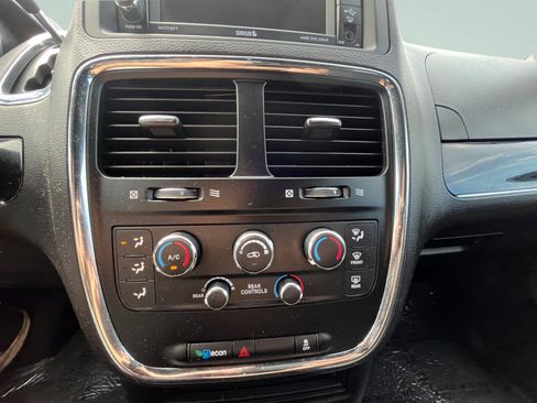 Used 2017 Dodge Grand Caravan SE FWD image 17