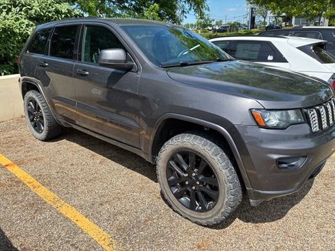 Used 2017 Jeep Grand Cherokee Altitude AWD/4WD image 3