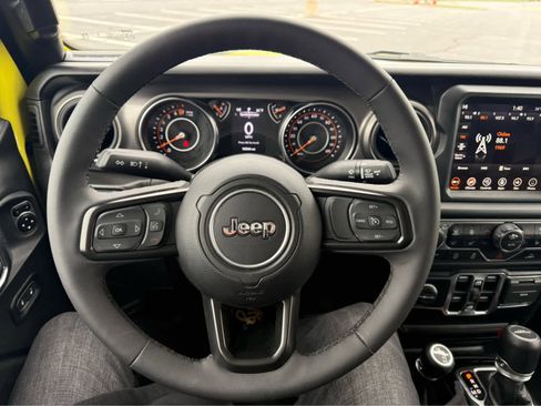 Used 2023 Jeep Gladiator Sport image 16