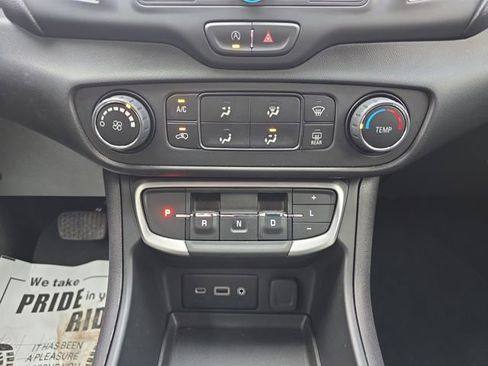 Used 2024 GMC Terrain SLE image 18