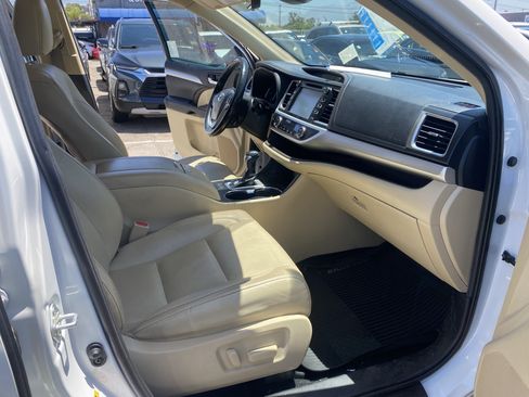 Used 2019 Toyota Highlander XLE w/ Carpet Mat Package (TMS) FWD image 18