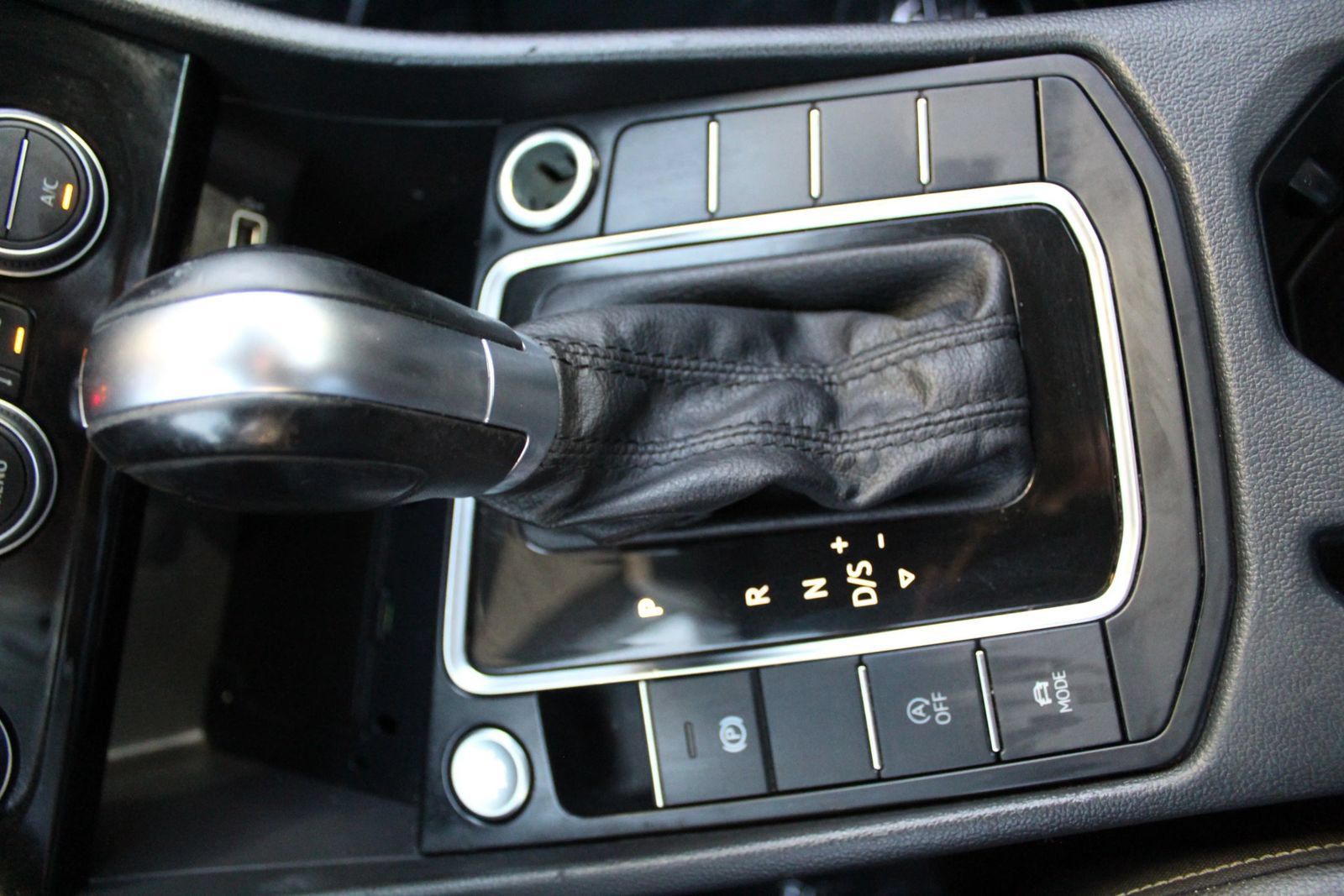 Used 2019 Volkswagen Jetta SEL Premium FWD image 22