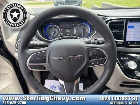 Used 2023 Chrysler Pacifica Touring-L FWD image 17