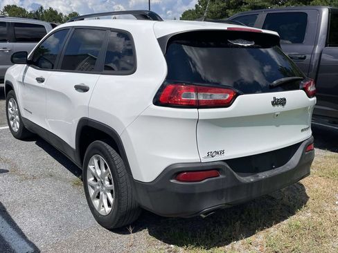 Used 2016 Jeep Cherokee Sport FWD image 3