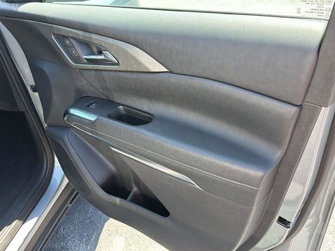 Used 2025 Chevrolet Traverse LT FWD image 15
