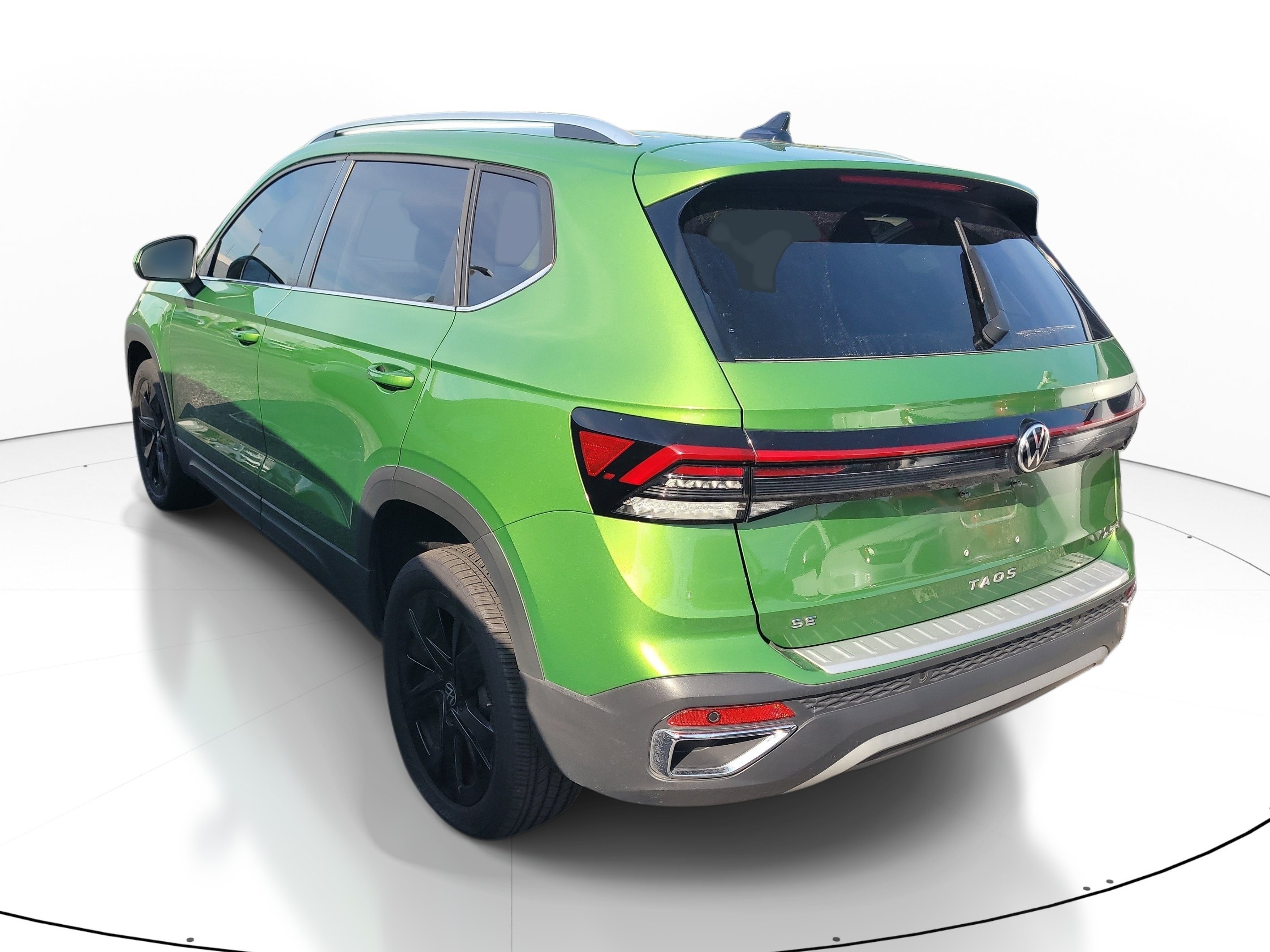 Used 2025 Volkswagen Taos SE w/ Black Wheel Package FWD image 5