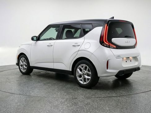 Used 2025 Kia Soul LX w/ LX Technology Package image 6