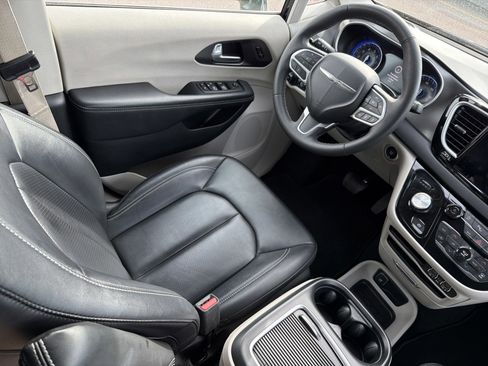 Used 2024 Chrysler Pacifica Touring-L image 9
