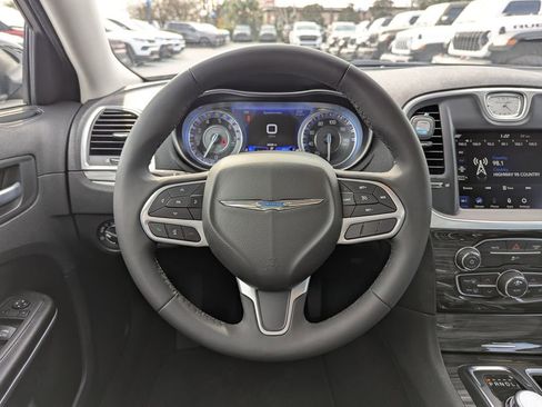 Used 2022 Chrysler 300 Touring image 17