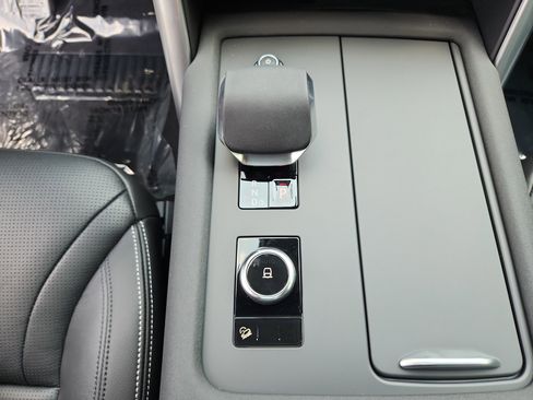 Used 2025 Land Rover Discovery S image 16