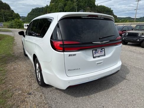 Used 2024 Chrysler Pacifica Touring-L FWD image 5